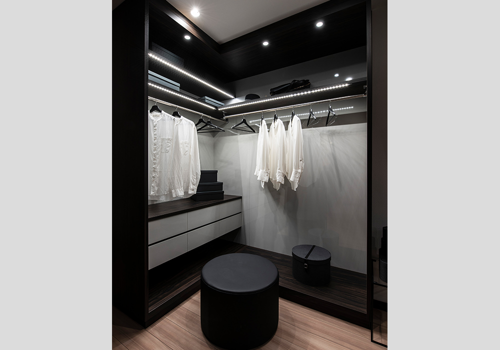 WALK-IN CLOSET